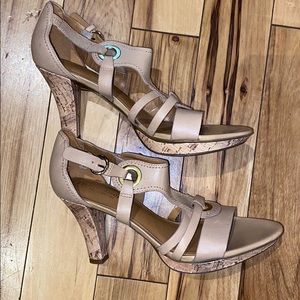 Naturalizer tan heels